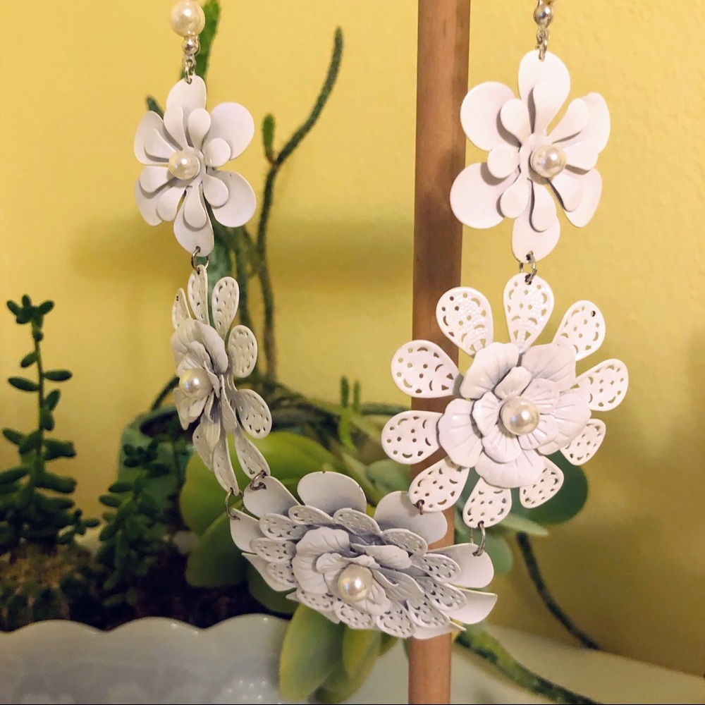 White Flower & Faux Pearl Necklace
